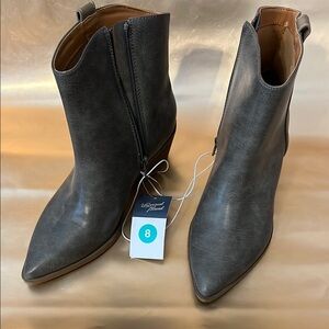 Universal Thread Gray Ankle Boots with leather Finish